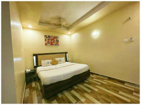 MARINE DRIVE HOTEL G A J A N A N A - P A L A C E near sea beach and temple